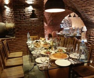 Restoran-v-Tbilisi-s-traditsionnoi—gruzinskoi—kuhnei—300×250