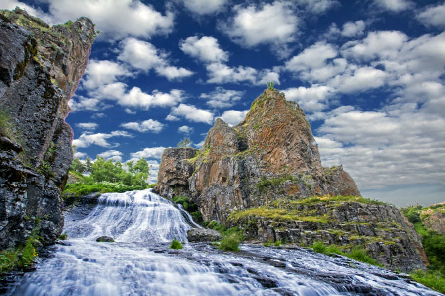 holidayme_PlacesToVisitInJermuk_Armenia_Jermuk_Waterall_shutterstock_737501914